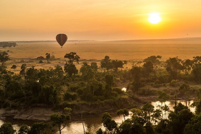 5-Day Lakes and Masai Mara Plains 4 x 4 Safari - Day 3: Maasai Mara Arrival and an Afternoon Game Drive