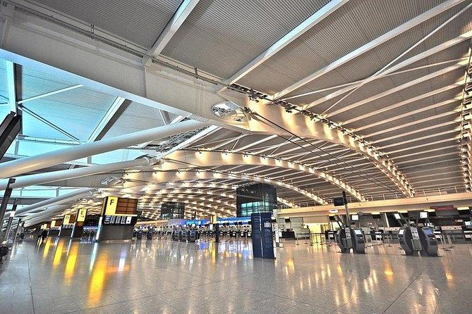 Airport Transfers in Nairobi - Handling delays like a pro: waiting, long lines, and night arrivals