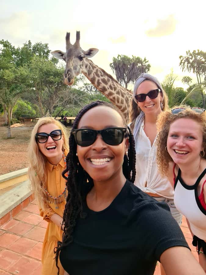DIANI: SHARE A MEAL WITH GIRAFFES - Traditional dance stop and local selling: enjoy it, but keep your guard up