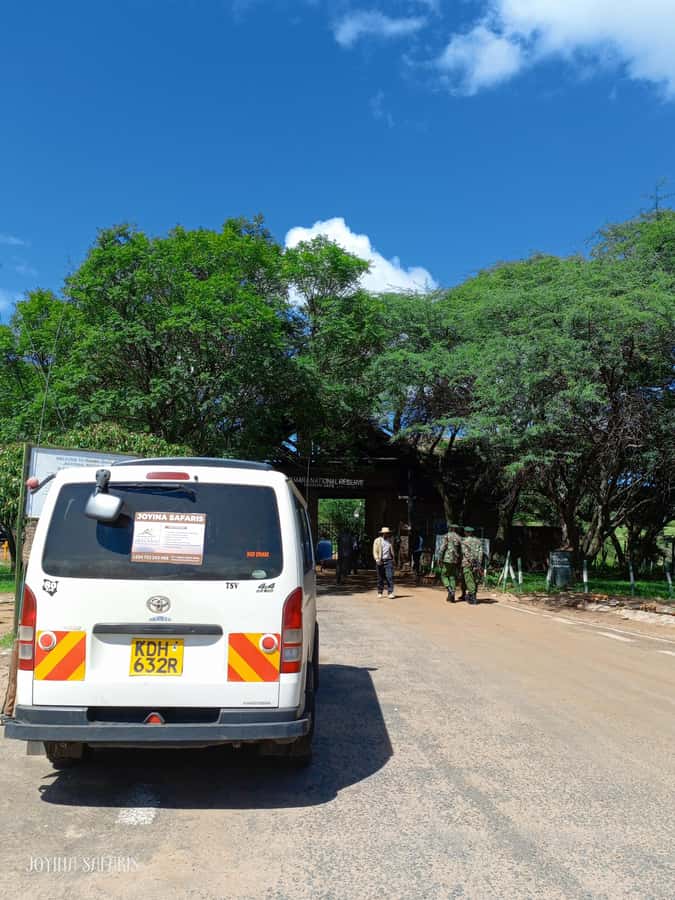 From Nairobi : 2-Days 1-Night Masai Mara Private 4WD Safari - Nairobi Pickup and the Rift Valley Drive to Narok