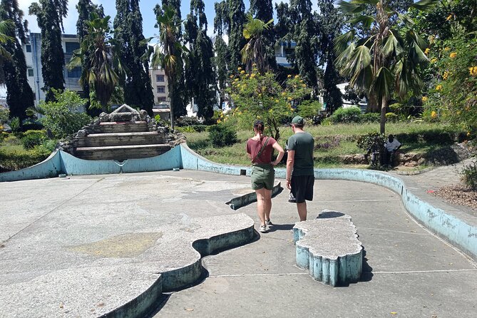 Half day city tour of mombasa - Elephant Tusk Stop and Uhuru Gardens: Souvenirs, Snapshots, and a Breather