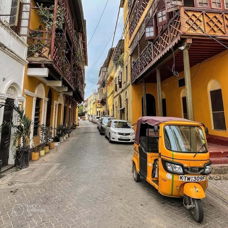 Mombasa: City, Fort Jesu, Old Town and Spice Market Tour - Old Town alleys and carved doors: Swahili and foreign influences in real life