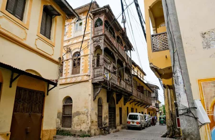 Mombasa: Historical Guided city tour. Old town, Fort Jesus - Old Town Mombasa: Swahili houses, antique shops, and spice air