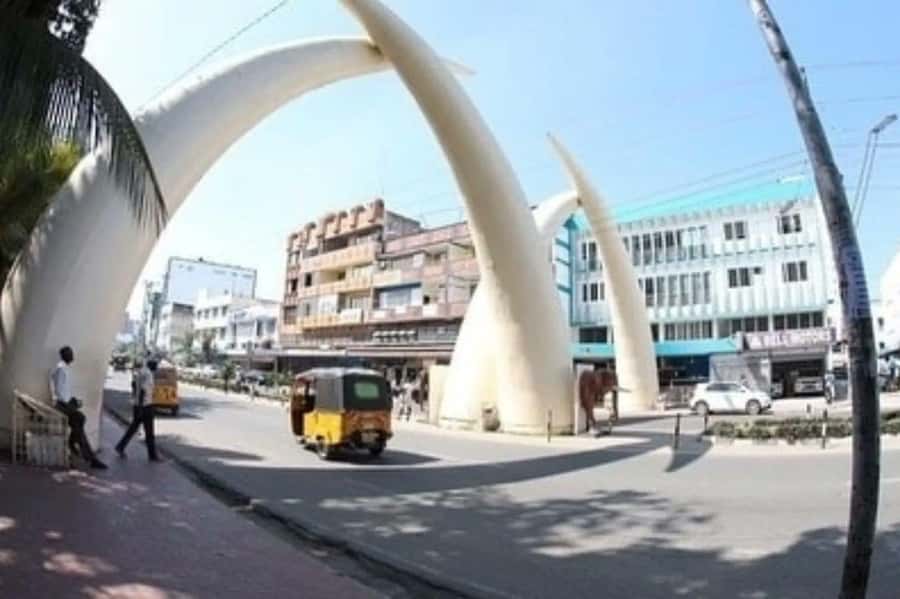 Mombasa Old Town Walking Tour - Starting at Pembe za Ndovu, then Getting Oriented Fast