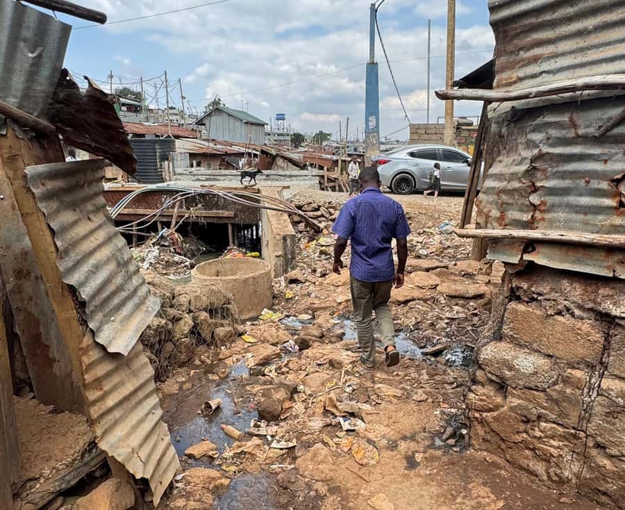 Nairobi: Explore Kibera Slum with Local Guides - Stop 1: The office briefing, clean washrooms, and Wi-Fi