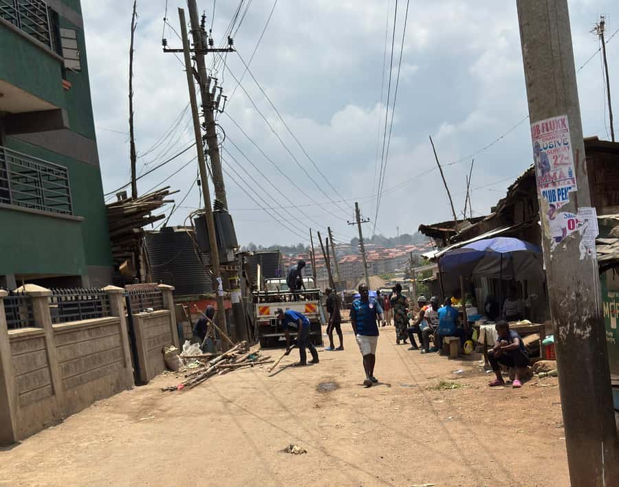Nairobi: Explore Kibera Slum with Local Guides - Ending with Kibera curio and souvenir shopping, fixed prices only