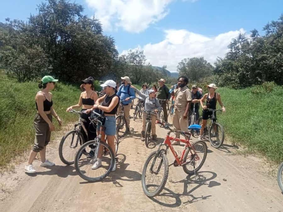 Nairobi:Group Hell's Gate National Park & Lake Naivasha Tour - The 1-hour guided gorge walk: narrow paths, big impressions