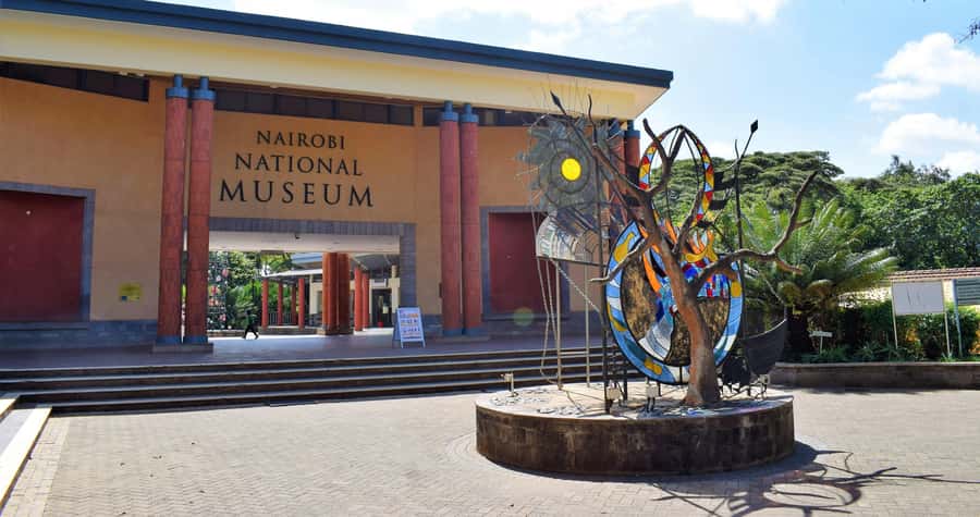 Nairobi: Museum, KICC, Giraffe Centre & Bomas of Kenya Tour - Giraffe Centre: Rothschild giraffes, feeding, and conservation in action
