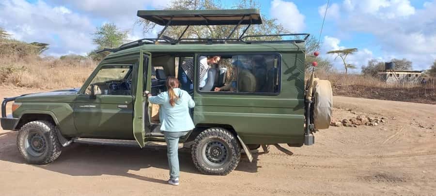 Nairobi: Nairobi National Park Half-Day Game Drive - Your guide and vehicle: how to protect your expectations
