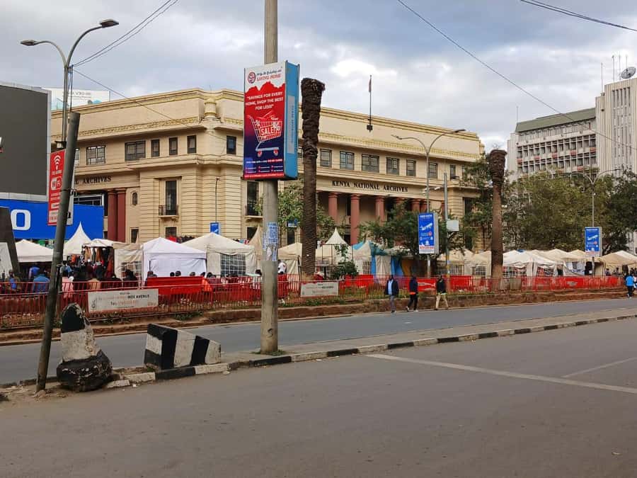 Nairobi Walking Tour: Downtown & City Tour - McMillan Memorial Library and Kenyatta Avenue, Short Stops With Real Signals